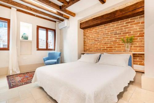 Dream's door with canal view in Venice