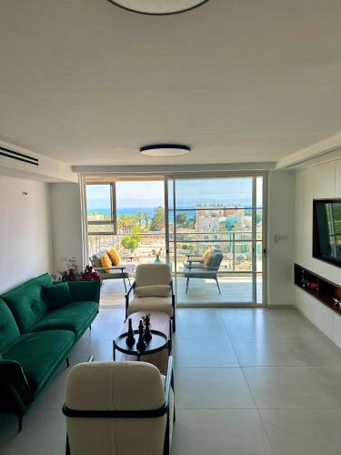 Sala de estar / sala de TV, Suite In White in Acre Sala de estar / sala de TV, Suite In White in Acre