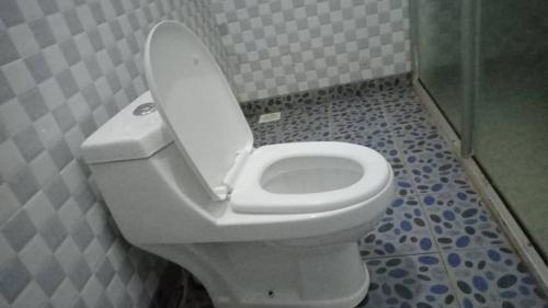 חדר אמבטיה, Riverside Resort Hotel Kabale in Kabale חדר אמבטיה, Riverside Resort Hotel Kabale in Kabale