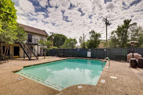 Бассейн , 1st-Floor Dallas Condo Walk to Katy Trail! in Хайленд-Парк Бассейн , 1st-Floor Dallas Condo Walk to Katy Trail! in Хайленд-Парк