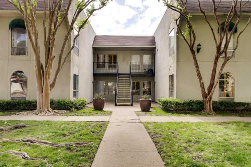Dallas Condo with Pool Access about 4 Mi to Downtown! in Highland Park Dallas Condo with Pool Access about 4 Mi to Downtown! in Highland Park