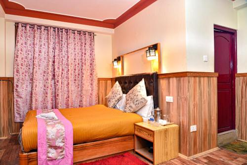 Kamar Mandi, Rufina Blue Pine in Lachen Kamar Mandi, Rufina Blue Pine in Lachen