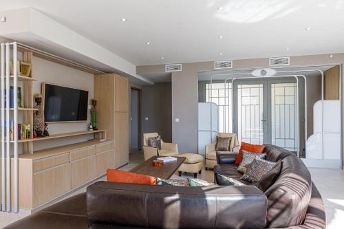 Shared lounge/TV area, Luxueuse Villa Charleston - Vue mer, Sauna Hammam in Trois Moulins Shared lounge/TV area, Luxueuse Villa Charleston - Vue mer, Sauna Hammam in Trois Moulins