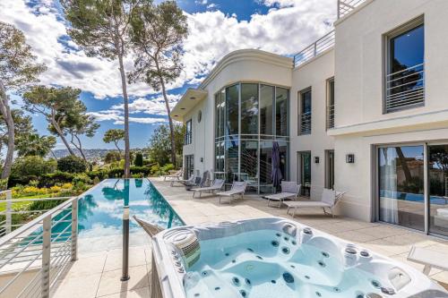 Balcony/terrace, Luxueuse Villa Charleston - Vue mer, Sauna Hammam in Trois Moulins Balcony/terrace, Luxueuse Villa Charleston - Vue mer, Sauna Hammam in Trois Moulins