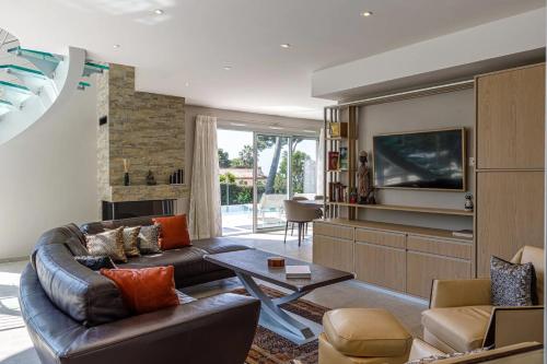 Shared lounge/TV area, Luxueuse Villa Charleston - Vue mer, Sauna Hammam in Trois Moulins Shared lounge/TV area, Luxueuse Villa Charleston - Vue mer, Sauna Hammam in Trois Moulins