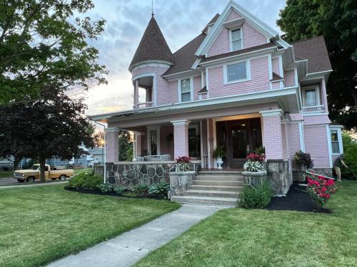 Market St Manor Bed and Breakfast in Nappanee (Indiana) Market St Manor Bed and Breakfast in Nappanee (Indiana)