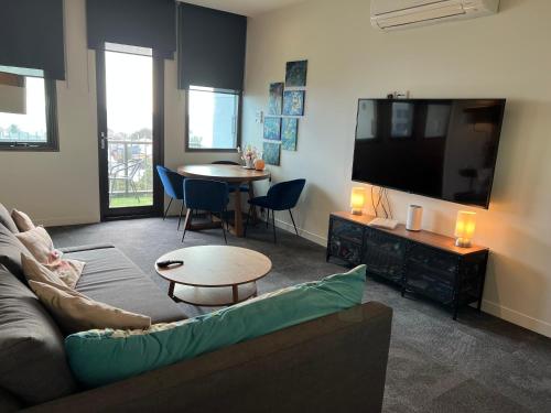 Lovely 2-bedroom apartment, breathtaking view! in Frankston Lovely 2-bedroom apartment, breathtaking view! in Frankston
