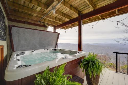 Views and Hot Tub! Beech Mtn Sky Barn Retreat in بانر الك Views and Hot Tub! Beech Mtn Sky Barn Retreat in بانر الك