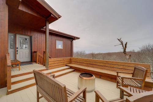 Views and Hot Tub! Beech Mtn Sky Barn Retreat in بانر الك Views and Hot Tub! Beech Mtn Sky Barn Retreat in بانر الك