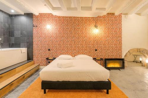 Industrial-style studio with bathtub, Vieux-Lyon