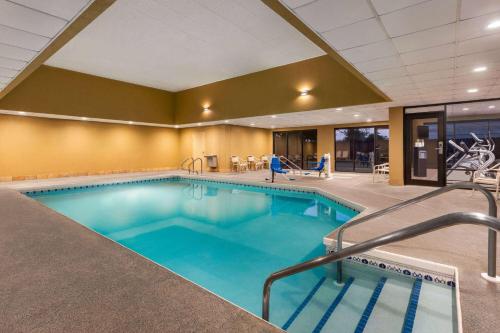 مسبح, أمريك إن باي ويندام ماديسون ويست (AmericInn by Wyndham Madison West) in وسط مدينة ماديسون مسبح, أمريك إن باي ويندام ماديسون ويست (AmericInn by Wyndham Madison West) in وسط مدينة ماديسون