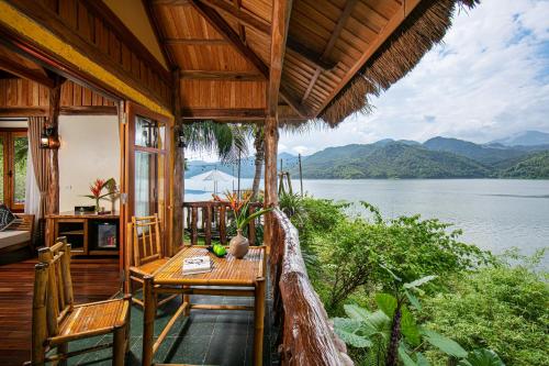 Vista/Panorama, Mai Chau HideAway Lake Resort in Mai Chau (Hoa Binh) Vista/Panorama, Mai Chau HideAway Lake Resort in Mai Chau (Hoa Binh)