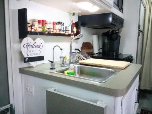 Kitchen, Waterfront Glamping Near Orlando in Auburndale (FL) Kitchen, Waterfront Glamping Near Orlando in Auburndale (FL)