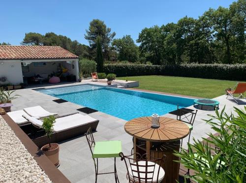Charmant Appartement au calme avec piscine au pied du Ventoux en Provence in Carpentras City Center Charmant Appartement au calme avec piscine au pied du Ventoux en Provence in Carpentras City Center