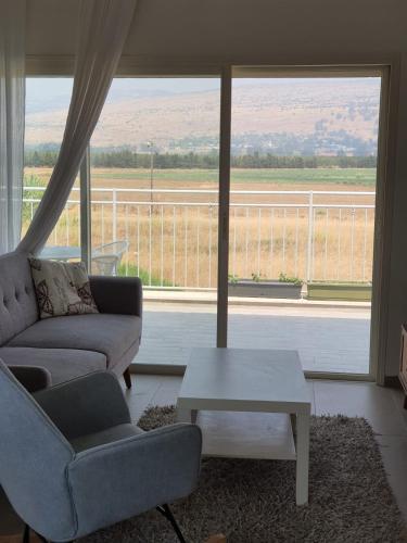 היחידה ליד הנחל עם הנוף לחרמון in Sde Nehemia היחידה ליד הנחל עם הנוף לחרמון in Sde Nehemia