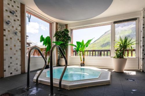 Hotel Village Montana by Les Etincelles in Tignes Hotel Village Montana by Les Etincelles in Tignes