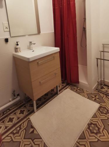 Baño, Petit appart entier au cœur des REMPARTS - Netfix et connection fibre gratuits in Carpentras City Center Baño, Petit appart entier au cœur des REMPARTS - Netfix et connection fibre gratuits in Carpentras City Center