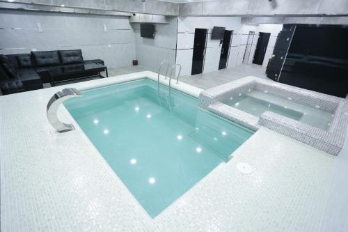 สระว่ายน้ำ, Regal Hotel by Grand in นาวัว สระว่ายน้ำ, Regal Hotel by Grand in นาวัว