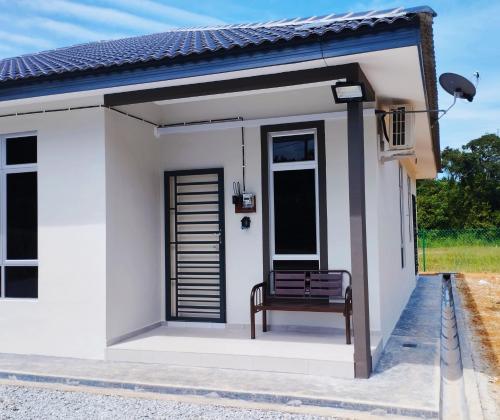Näkymä ulkoa, 65 m² Talo alueella Durian Tunggal, 2 makuuhuone(tta), 2 yksityistä kylpyhuone(tta) (Homestay 27) in Durian Tunggal Näkymä ulkoa, 65 m² Talo alueella Durian Tunggal, 2 makuuhuone(tta), 2 yksityistä kylpyhuone(tta) (Homestay 27) in Durian Tunggal