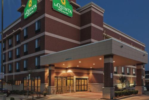 A szálláshely kívülről, La Quinta Inn & Suites by Wyndham Edmond in Edmond (Oklahoma) A szálláshely kívülről, La Quinta Inn & Suites by Wyndham Edmond in Edmond (Oklahoma)