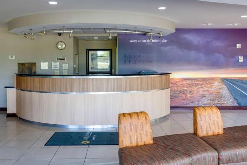 Előcsarnok, La Quinta Inn & Suites by Wyndham Edmond in Edmond Előcsarnok, La Quinta Inn & Suites by Wyndham Edmond in Edmond