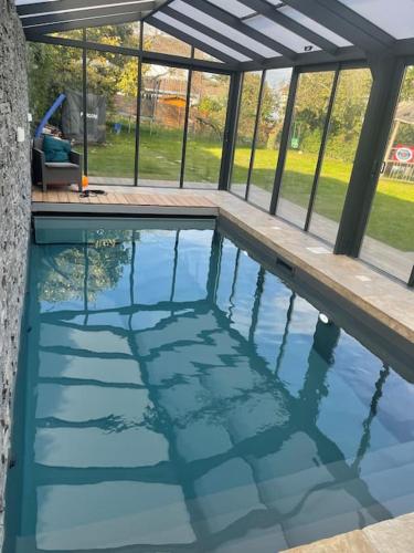 Villa 4 chambres, jardin et piscine interieure in Andrésy Villa 4 chambres, jardin et piscine interieure in Andrésy