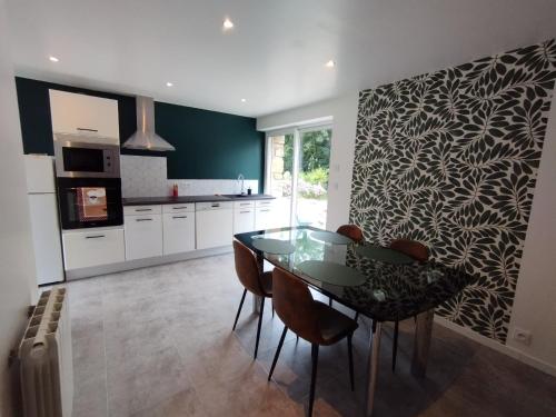 Konyha, Jolie maison au calme et proche mer avec spa en option in Les Pieux Konyha, Jolie maison au calme et proche mer avec spa en option in Les Pieux