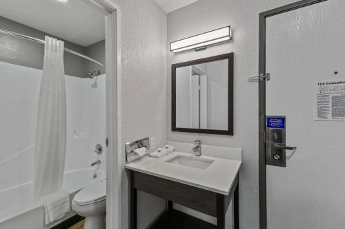 Bathroom, Motel 6 Brighton CO Denver Northeast in Brighton (CO) Bathroom, Motel 6 Brighton CO Denver Northeast in Brighton (CO)