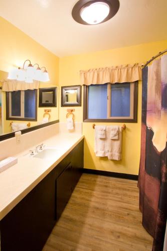 Badkamer, Moderne Hostel in Mammoth Lakes Badkamer, Moderne Hostel in Mammoth Lakes