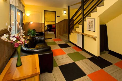 gedeelde lounge/tv-ruimte, Moderne Hostel in Mammoth Lakes gedeelde lounge/tv-ruimte, Moderne Hostel in Mammoth Lakes