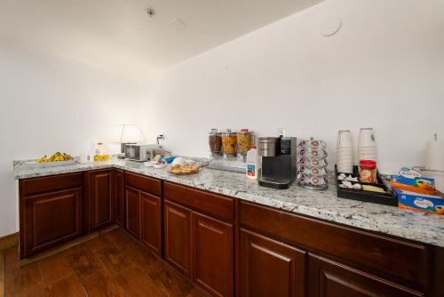 美國套房汽車旅館 (America Inn & Suites) in 里奇雷斯特 (CA) 美國套房汽車旅館 (America Inn & Suites) in 里奇雷斯特 (CA)