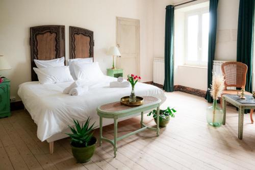 Chambres d'hotes B&B - Chateau de Sienne proche Avignon Orange Piscine Riviere in Bagnols-sur-Ceze Chambres d'hotes B&B - Chateau de Sienne proche Avignon Orange Piscine Riviere in Bagnols-sur-Ceze