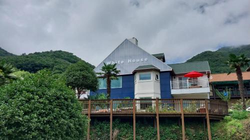White House in Namhae-gun White House in Namhae-gun