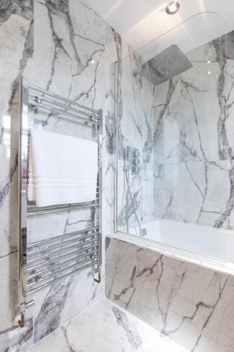 حمام, Home in Saltford with Hot Tub and Sauna. in Keynsham East حمام, Home in Saltford with Hot Tub and Sauna. in Keynsham East