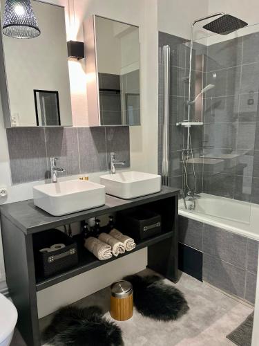 Bathroom, App LeValThorens-Oullins centre (proche lyon) 75m2 in La Mulatière Bathroom, App LeValThorens-Oullins centre (proche lyon) 75m2 in La Mulatière