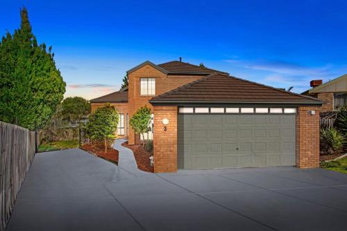 6 Bedrooms Contemporary Home Mill Park near SC in Bundoora 6 Bedrooms Contemporary Home Mill Park near SC in Bundoora