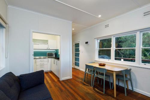 keuken, Currawong Beach Cottages in Northern Beaches keuken, Currawong Beach Cottages in Northern Beaches