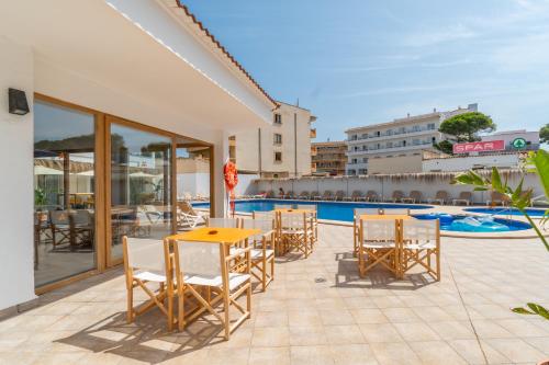Úszómedence, Hostal Alcina near Platja de Cala Agulla Úszómedence, Hostal Alcina near Platja de Cala Agulla