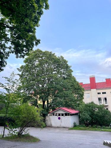Kaksio Helsingissa omalla parkkipaikalla in Haaga Kaksio Helsingissa omalla parkkipaikalla in Haaga