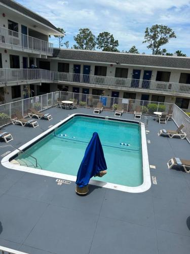 Zwembad, Motel 6 Lakeland, FL in Lakeland Zwembad, Motel 6 Lakeland, FL in Lakeland