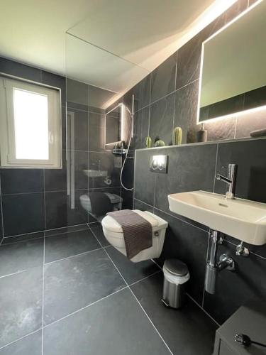 Zuhanyzó, Wohnung mit fantastischer Aussicht in Trin-Digg Zuhanyzó, Wohnung mit fantastischer Aussicht in Trin-Digg