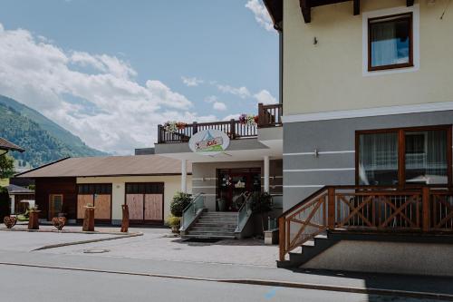 Bejárat, Sporthotel Kitz inkl Sommercard, kostenlose Maut fur die Großglockner Hochalpenstraße, zentrale Lage in Bruck an der Glocknerstrasse Bejárat, Sporthotel Kitz inkl Sommercard, kostenlose Maut fur die Großglockner Hochalpenstraße, zentrale Lage in Bruck an der Glocknerstrasse