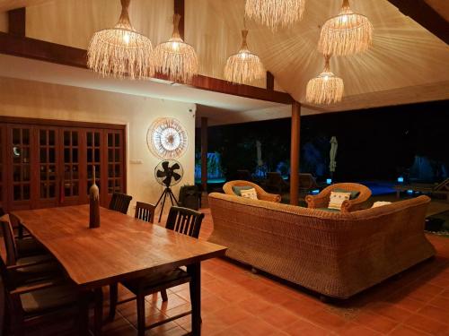 Shared lounge/TV area, Laura Guest House-adult only- near Samui Aquarium and Tiger Zoo Shared lounge/TV area, Laura Guest House-adult only- near Samui Aquarium and Tiger Zoo