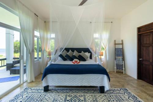 Ivy's Cove Beach Side Condo - Luxury Villa in Whitehouse Ivy's Cove Beach Side Condo - Luxury Villa in Whitehouse