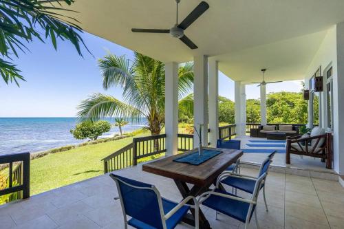 balcon/terrasse, Ivy's Cove Beach Side Condo - Luxury Villa in Whitehouse balcon/terrasse, Ivy's Cove Beach Side Condo - Luxury Villa in Whitehouse