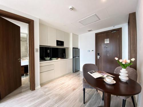 Signature by M Village Lê Thánh Tôn near Saigon Opera House (Ho Chi Minh Municipal Theater) Signature by M Village Lê Thánh Tôn near Saigon Opera House (Ho Chi Minh Municipal Theater)