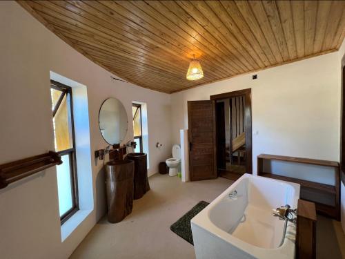 Баня, TSIAZOMPANIRY ISLAND LODGE in Mantasoa Баня, TSIAZOMPANIRY ISLAND LODGE in Mantasoa