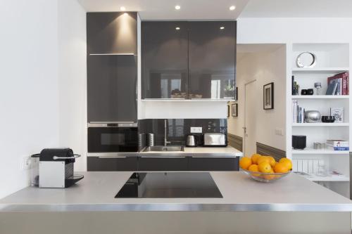 Kitchen, THE RESIDENCE - LUXURY 3 BEDROOM PARIS CENTER 3 in Paris Kitchen, THE RESIDENCE - LUXURY 3 BEDROOM PARIS CENTER 3 in Paris