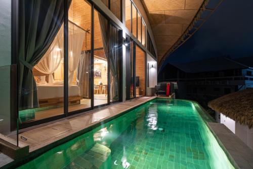 ثري مانكيز فيلاز