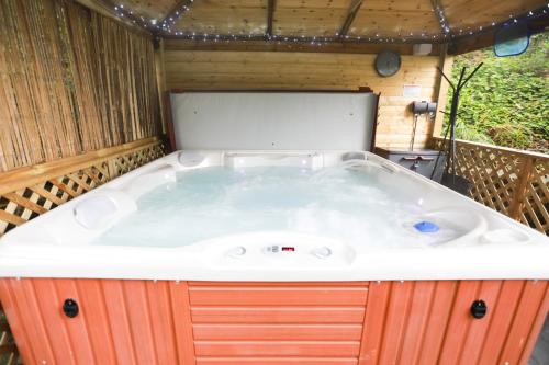 جاكوزي, Woodside Ash hot tub & pool (sleeps 4-6) in Bideford Town Center جاكوزي, Woodside Ash hot tub & pool (sleeps 4-6) in Bideford Town Center